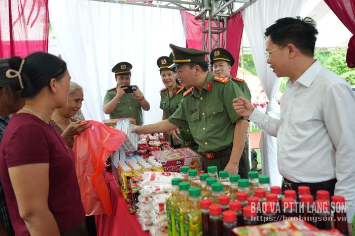 Các đại biểu tặng quà cho người dân tại "Gian hàng 0 đồng"