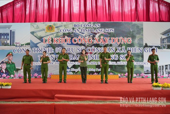 Tiết mục văn nghệ đặc sắc do các cán bộ Công an xã Thụy Hùng biểu diễn