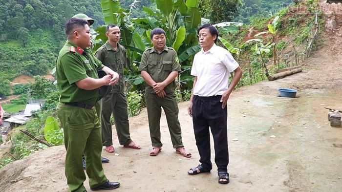 Công an xã Khao Mang thường xuyên gặp mặt tuyên truyền, động viên ông Hờ A Chua tránh xa ma túy.