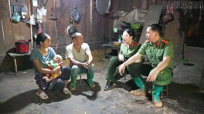 Lực lượng công an xã thăm hỏi, động viên giúp đỡ gia đình anh Mù A Trừ.