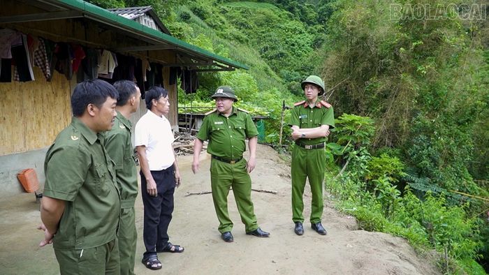 Thiếu tá Giàng A Sang, Phó Trưởng Công an xã Khao Mang cùng lực lượng giữ gìn an ninh, trật tự ở cơ sở luôn thực hiện quản lý tốt đối tượng sau cai.