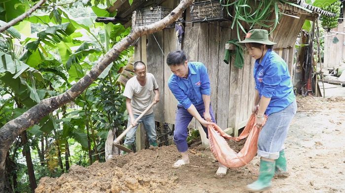 Đoàn viên, thanh niên giúp gia đình anh Trừ sửa đường vào nhà.