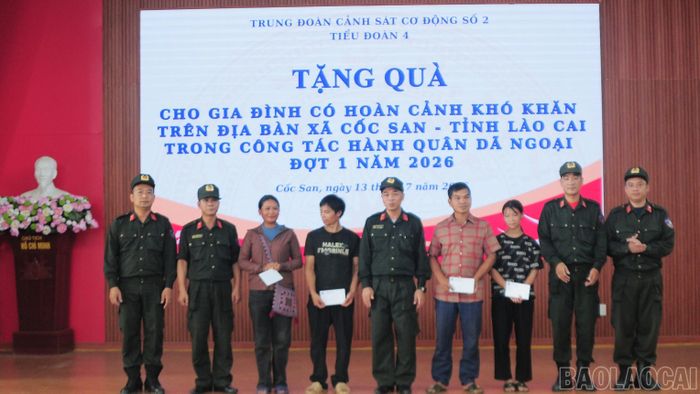 Tặng quà các gia đình hoàn cảnh đặc biệt khó khăn tại xã Cốc San.