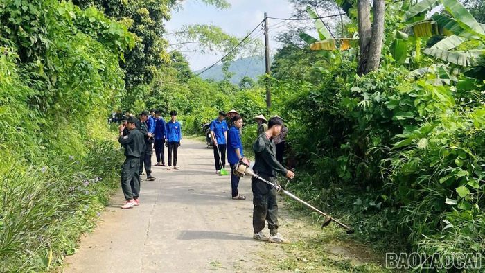 Cán bộ, chiến sĩ Tiểu đoàn 4 phối hợp với Đoàn Thanh niên xã Cốc San phát quang, dọn dẹp các tuyến đường liên thôn.