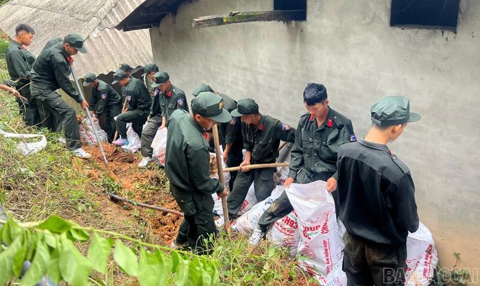 Hỗ trợ gia đình anh Chảo Láo Lở (thôn Chu Cang Hồ) khắc phục sạt lở ta luy dương phía sau nhà.