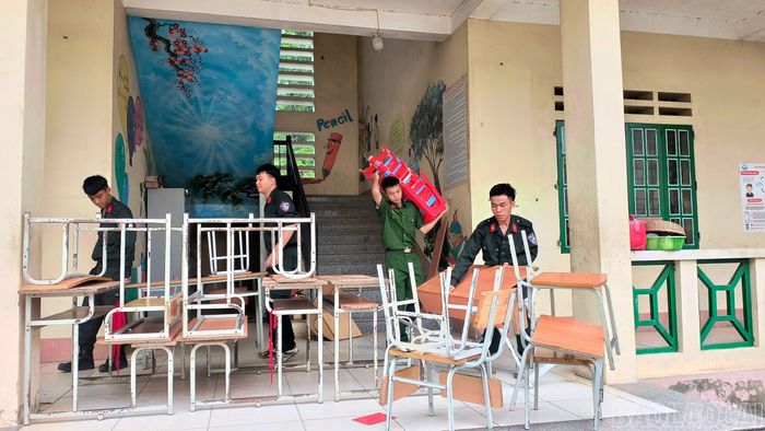 Hỗ trợ Trường Phổ thông Dân tộc bán trú Tiểu học và THCS Tòng Sành di chuyển bàn ghế, trang thiết bị phục vụ sửa chữa, xây dựng trường học.
