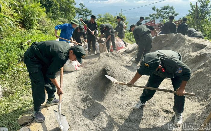 Cán bộ, chiến sĩ Tiểu đoàn 4 sửa chữa gần 200 m đường bê tông tại thôn Vi Kẽm.