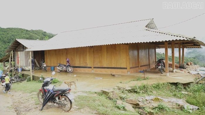 Sau khi được vay vốn để phát triển sản xuất, anh Lý A Vàng ở thôn Pú Nhu Háng Sung đã làm được ngôi nhà khang trang.