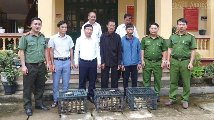 Công an xã Khao Mang trao gà, vịt giống cho những người sau cai nghiện.