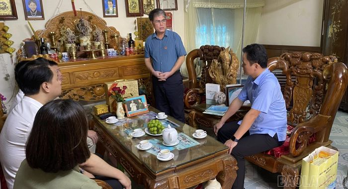 Đoàn công tác ân cần thăm hỏi, bày tỏ lòng biết ơn sâu sắc đối với gia đình người có công và thân nhân liệt sĩ.