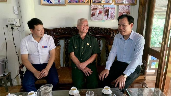 Đồng chí Dương Đức Huy mong muốn các gia đình tiếp tục phát huy truyền thống cách mạng, phẩm chất "Bộ đội Cụ Hồ", nêu gương sáng để thế hệ trẻ học tập, noi theo.