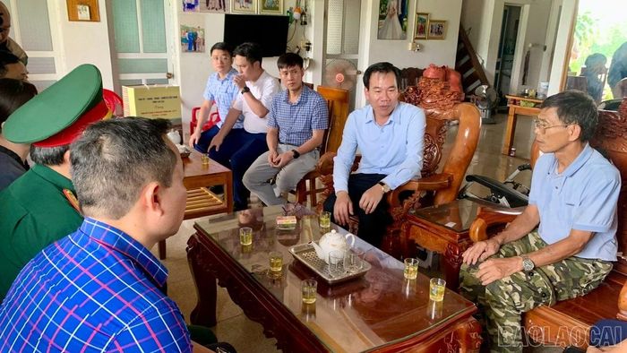 Đồng chí Dương Đức Huy - Ủy viên Ban Thường vụ Tỉnh ủy, Trưởng Ban Tuyên giáo và Dân vận Tỉnh ủy thăm, tặng quà các gia đình người có công và thân nhân liệt sĩ tại xã Hưng Khánh.