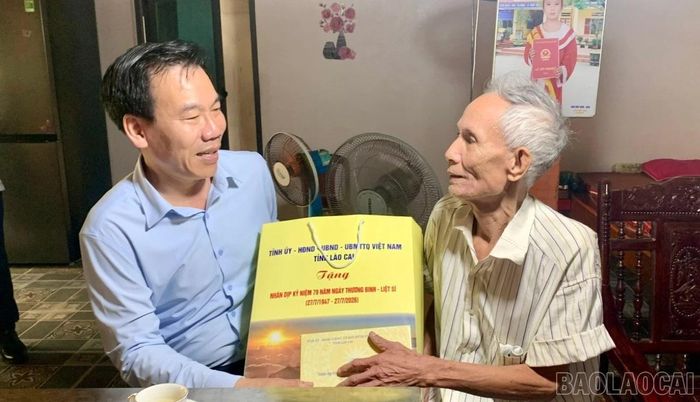 Đồng chí Dương Đức Huy thăm, tặng quà gia đình ông Vũ Thế Thủ, thương binh 21%, bệnh binh 61%, ở thôn Lương An.