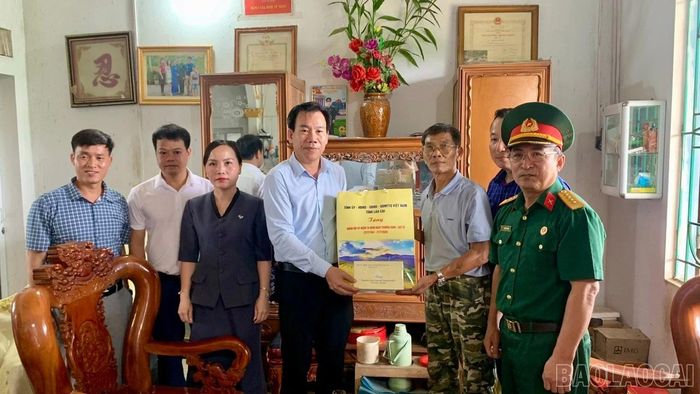 Đồng chí Dương Đức Huy thăm, tặng quà gia đình ông Hà Xuân Trường, bệnh binh 71%, ở thôn Núi Vì.