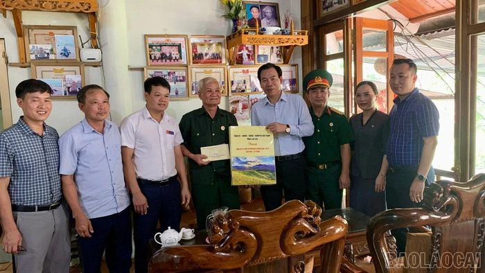 Đồng chí Dương Đức Huy thăm, tặng quà gia đình ông Hà Xuân Thái, người hoạt động kháng chiến bị nhiễm chất độc hóa học, ở thôn Hồng Hải.