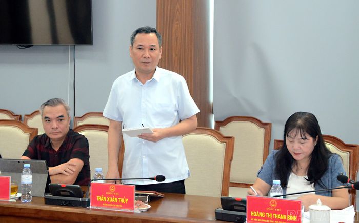Lãnh đạo các Ban của HĐND tỉnh phát biểu thảo luận tại phiên họp.