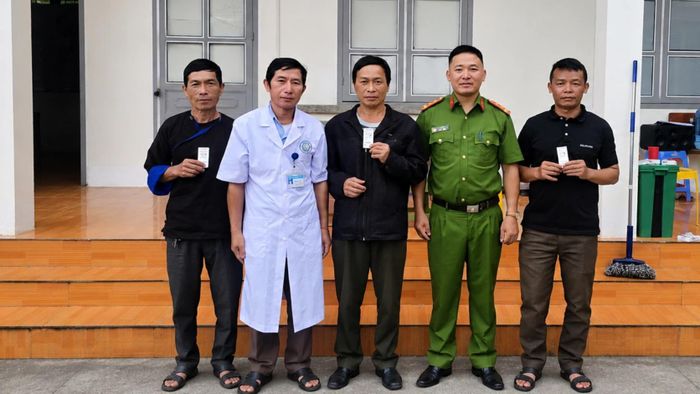 Những người dân thôn Tà Dông tự cai nghiện thành công được kiểm tra tại Trạm Y tế xã Chế Tạo.