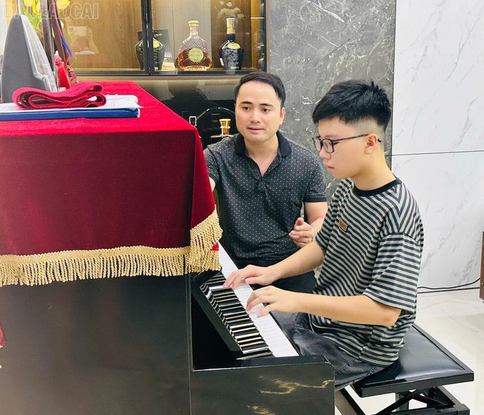 Thầy giáo Nguyễn Văn Xô - người dìu dắt, đồng hành cùng niềm đam mê âm nhạc của Anh Đức trong suốt 4 năm qua.