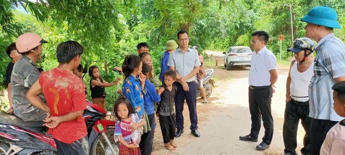 Lãnh đạo xã động viên gia đình có người bị mất tích.