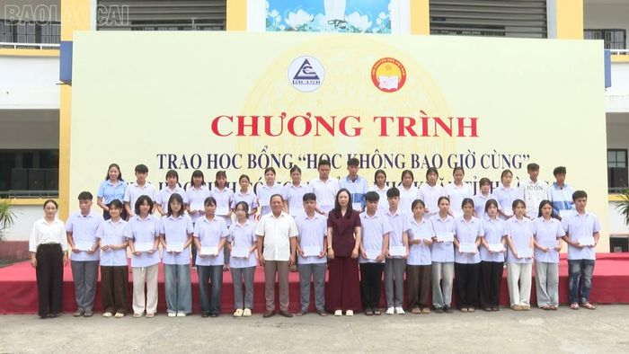 Hội Khuyến học tỉnh trao học bổng cho học sinh có hoàn cảnh khó khăn.