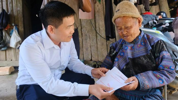 Các đồng chí lãnh đạo xã thăm hỏi, trao quà cho người có công trên địa bàn.