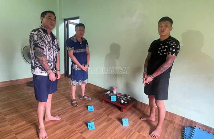Lực lượng công an đưa các đối tượng đến hiện trường để thực nghiệm, củng cố tài liệu, chứng cứ phục vụ công tác điều tra.
