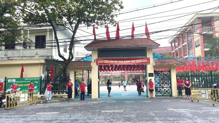Ban An toàn giao thông nhà trường cùng Đội Cờ đỏ làm nhiệm vụ đảm bảo an toàn giao thông trong giờ cao điểm.