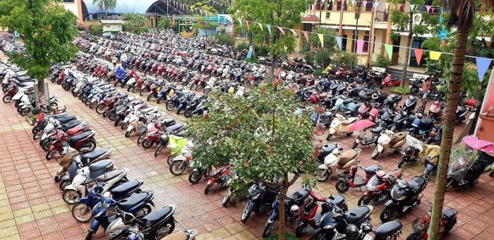 Phụ huynh xếp xe ngăn nắp khi tham gia hoạt động của nhà trường.