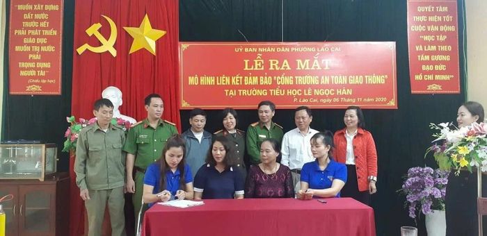 Đại diện cha mẹ học sinh và các tổ chức đoàn thể ký cam kết trong buổi Lễ ra mắt Mô hình "Cổng trường an toàn giao thông".