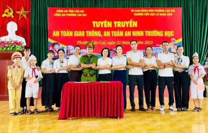 Chung tay tuyên truyền, nâng cao nhận thức về an toàn giao thông, góp phần xây dựng cổng trường an toàn, văn minh.