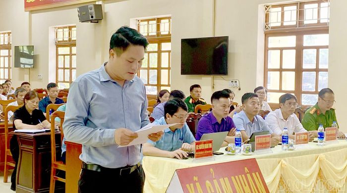Các cử tri tham gia ý kiến tại hội nghị.