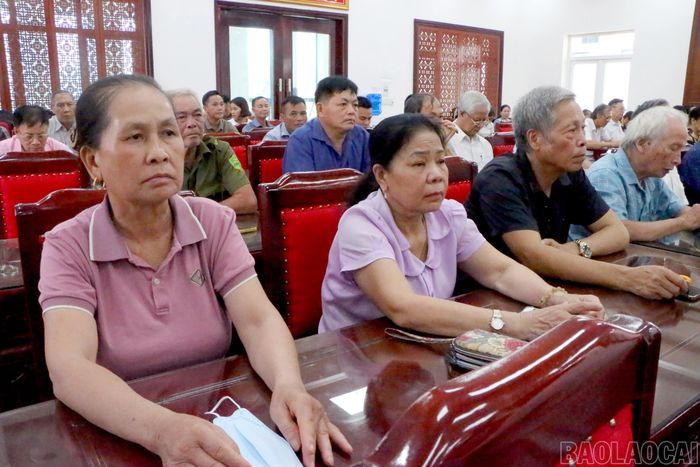 Các đại biểu và cử tri tham dự hội nghị.