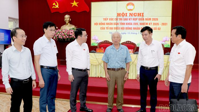 Tổ đại biểu số 02 HĐND tỉnh Lào Cai khóa XVII, nhiệm kỳ 2026 - 2031 trao đổi với cử tri bên lề hội nghị.