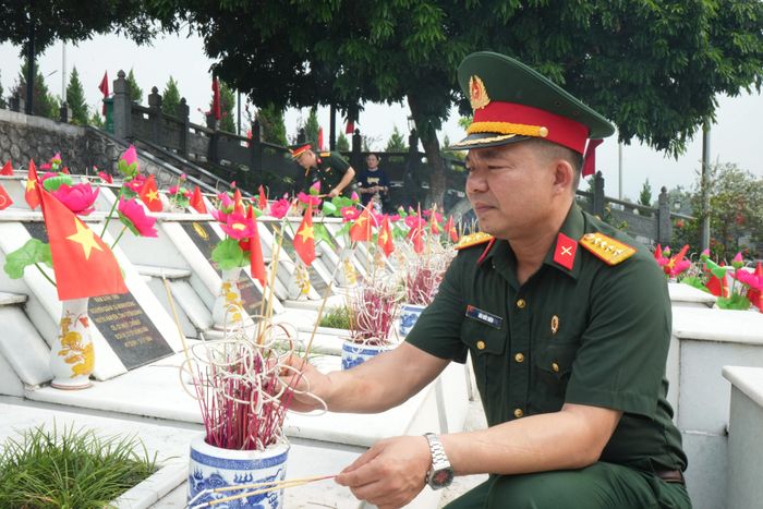 Các đại biểu thắp hương tưởng nhớ các Anh hùng liệt sĩ.
