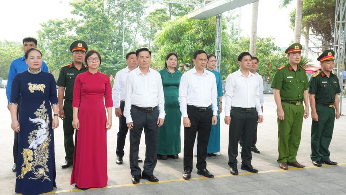 Các đại biểu dành phút mặc niệm tưởng nhớ công lao to lớn của các Anh hùng liệt sĩ.