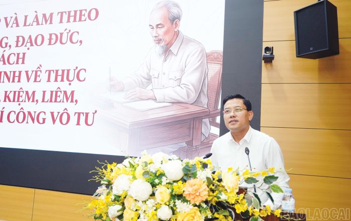 Đồng chí Phùng Nam Trung - Phó Trưởng Ban Tuyên giáo và Dân vận Tỉnh ủy truyền đạt nội dung cốt lõi của chuyên đề.