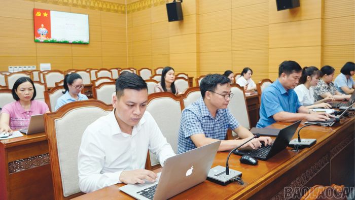 Các đảng viên tham dự hội nghị.