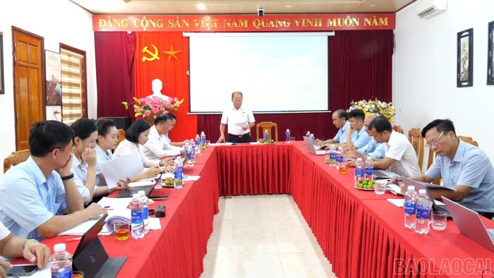 Đồng chí Sùng A Lềnh - Phó Trưởng Đoàn đại biểu Quốc hội tỉnh kết luận buổi làm việc với các nhà máy thủy điện.