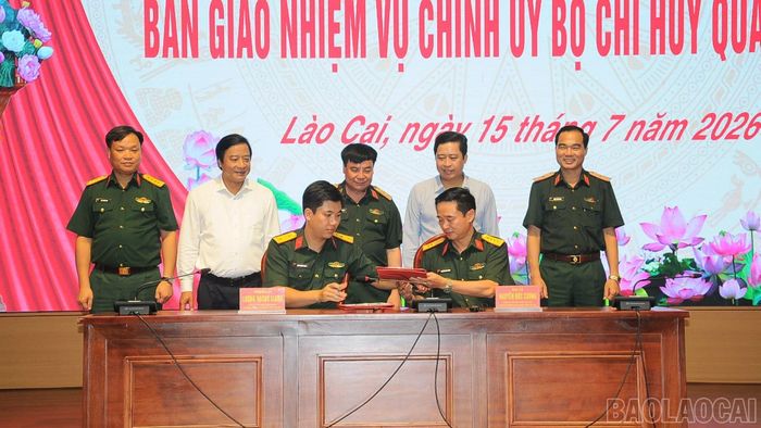 Trung tướng Phạm Đức Duyên - Bí thư Đảng ủy, Chính ủy Quân khu cùng lãnh đạo hai tỉnh chứng kiến ký kết bàn giao.