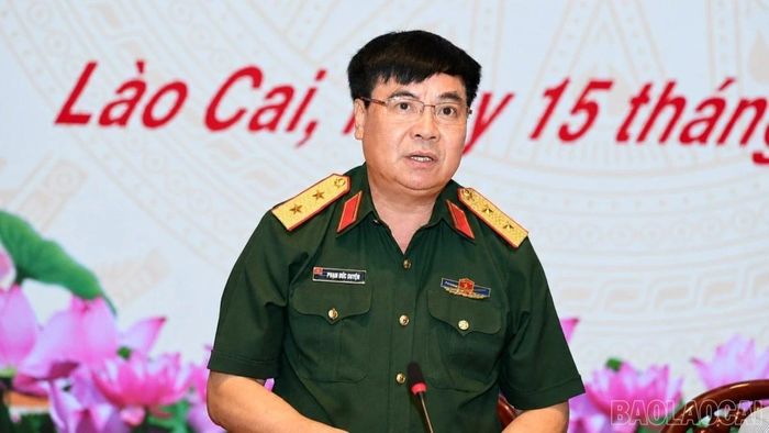 Trung tướng Phạm Đức Duyên - Bí thư Đảng ủy, Chính ủy Quân khu phát biểu tại hội nghị.