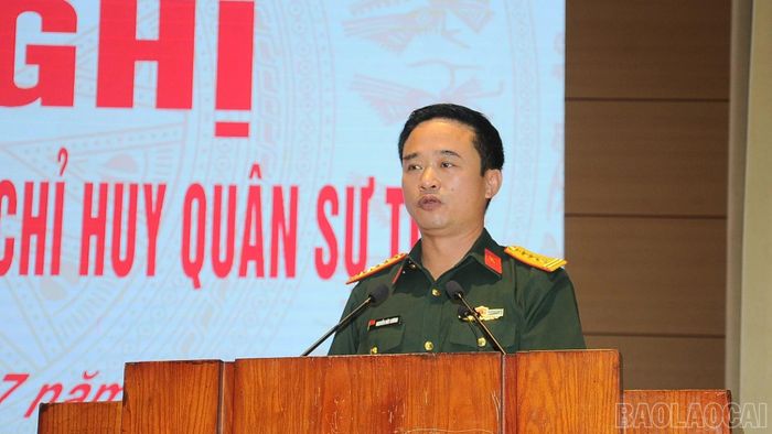 Đại tá Nguyễn Đức Cương - nguyên Chính ủy Bộ CHQS tỉnh Lào Cai phát biểu tại hội nghị.