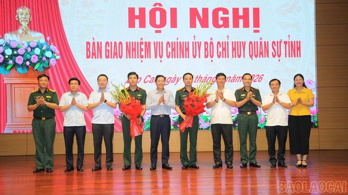 Ban Thường vụ Tỉnh ủy Lào Cai tặng hoa chúc mừng hai đồng chí được luân chuyển.