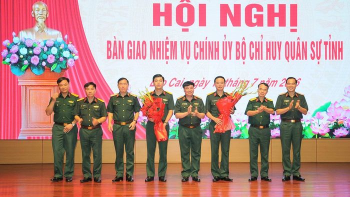 Các đồng chí lãnh đạo Quân khu 2 tặng hoa chúc mừng hai đồng chí được bổ nhiệm trên cương vị mới.