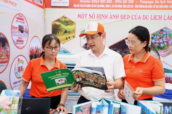 Không gian trưng bày của Công ty TNHH Thương mại và Du lịch Hưng Việt giới thiệu các sản phẩm, dịch vụ du lịch bản địa.