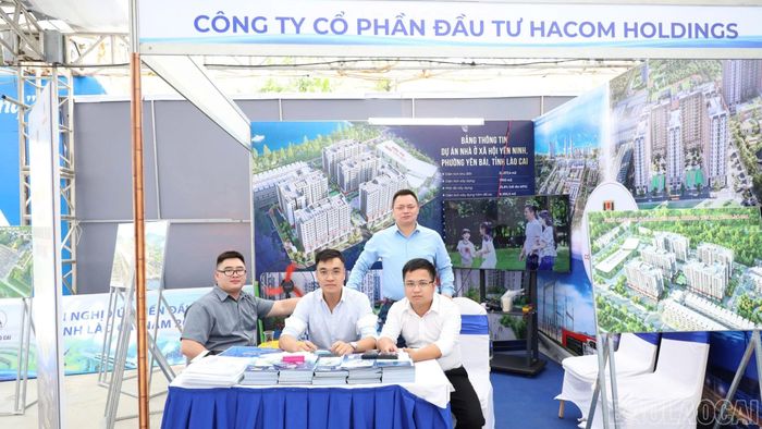 Các doanh nghiệp, hợp tác xã khẩn trương hoàn thiện không gian trưng bày, sẵn sàng quảng bá sản phẩm và kết nối đối tác.