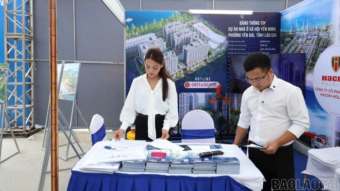 Gian hàng Công ty cổ phần đầu tư Hacom Lào Cai thu hút sự quan tâm với các dự án nhà ở xã hội dành cho người có thu nhập thấp.