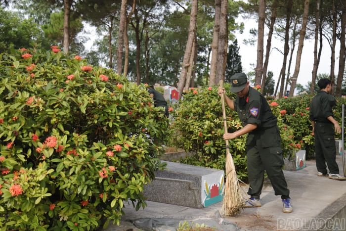 Cán bộ, chiến sĩ Tiểu đoàn Cảnh sát cơ động số 3, Trung đoàn Cảnh sát cơ động Tây Bắc tham gia dọn dẹp vệ sinh tại các khu tưởng niệm.