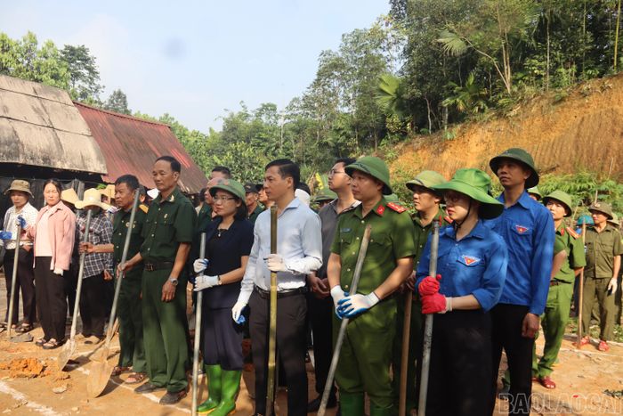 Tuổi trẻ phường Âu Lâu cùng các tổ chức chính trị - xã hội hỗ trợ gia đình ông Đào Quang Bảy ở Tổ dân phố Hợp Minh 3 xây dựng nhà ở.