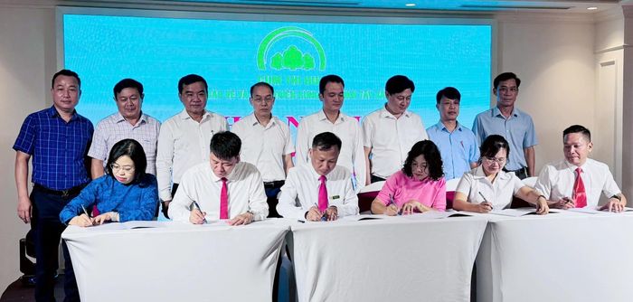 Đại diện Quỹ Bảo vệ và Phát triển rừng 6 tỉnh Tây Bắc ký kết thi đua.