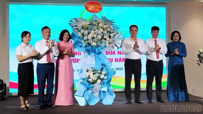 Đồng chí Giàng Quốc Hưng - Phó Chủ tịch UBND tỉnh, Chủ tịch Hội đồng Quản lý Quỹ bảo vệ và Môi trường tỉnh Lào Cai tặng hoa chúc mừng cụm thi đua.